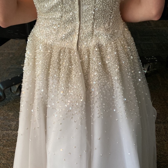 Beautiful white sequined formal - Picture 5 of 7